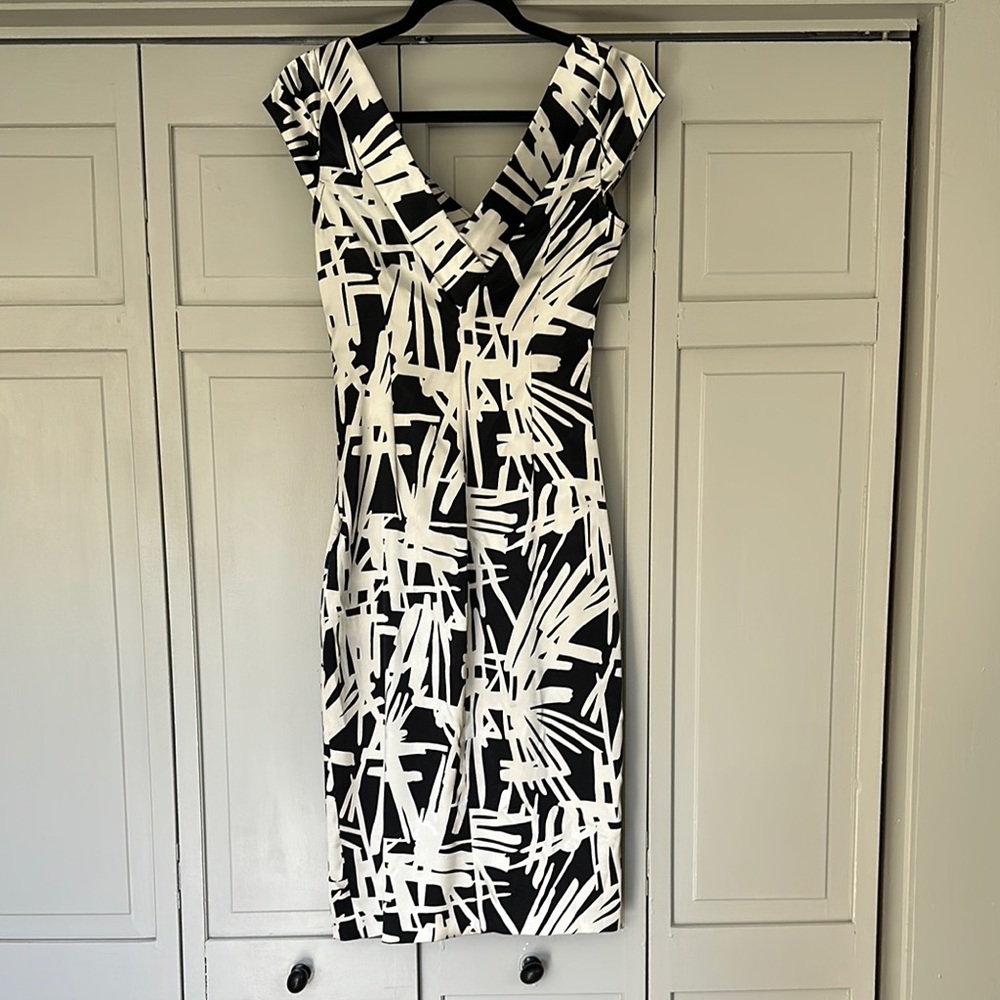 Elegant Black and White Abstract Dress - Picture 3 of 6